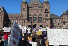 Estudiantes de Ontario se movilizan en Queen’s Park contra reformas del OSAP