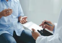 Reforma sanitaria en Quebec provoca caída en reclutamiento de médicos, advierten profesionales