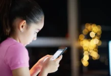 Ontario evalúa prohibir completamente los celulares en las escuelas