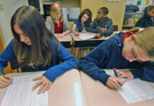 Ontario reducirá número de consejeros escolares en Toronto como parte de reforma educativa