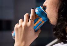 Quebec avanza hacia la prohibición de bebidas energéticas para menores de 16 años