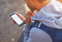 Jóvenes canadienses cambian smartphones por teléfonos básicos para reducir impacto de pantallas