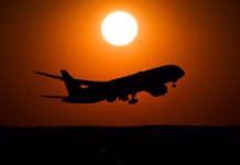 Aerolíneas mantienen altos los precios de los boletos pese a la caída del combustible