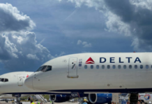 Caída del precio del combustible no se traducirá en boletos de avión más baratos, asegura Delta