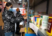 Los bancos de alimentos ya no atienden solo a personas sin empleo: el alto costo de vida cambia el rostro de la inseguridad alimentaria en Canadá