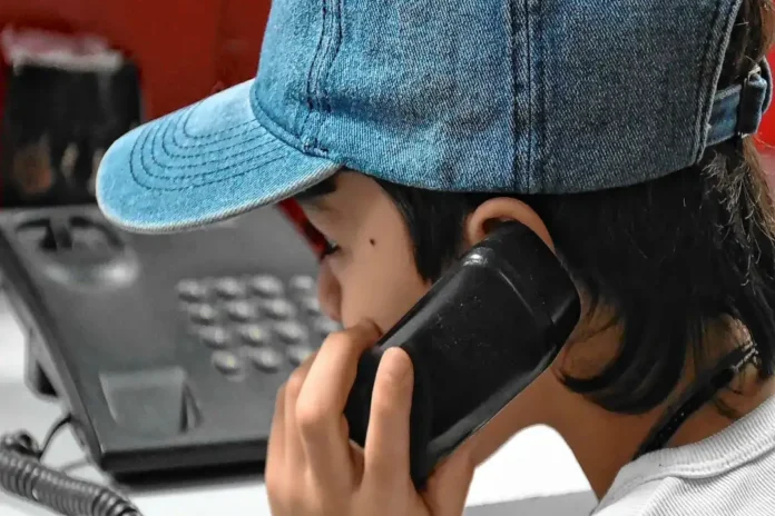 chicos-usando-telefonos-de-linea-02