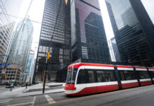 Toronto probará cámaras para multar a conductores que adelanten tranvías con las puertas abiertas