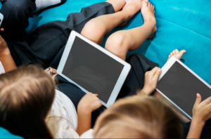 Cómo evitar que las tablets y computadores distraigan a los niños de sus tareas escolares