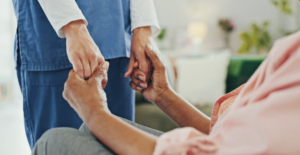 La residencia permanente para cuidadores tarda ahora hasta 79 meses, y no hay forma de anotarse de nuevo
