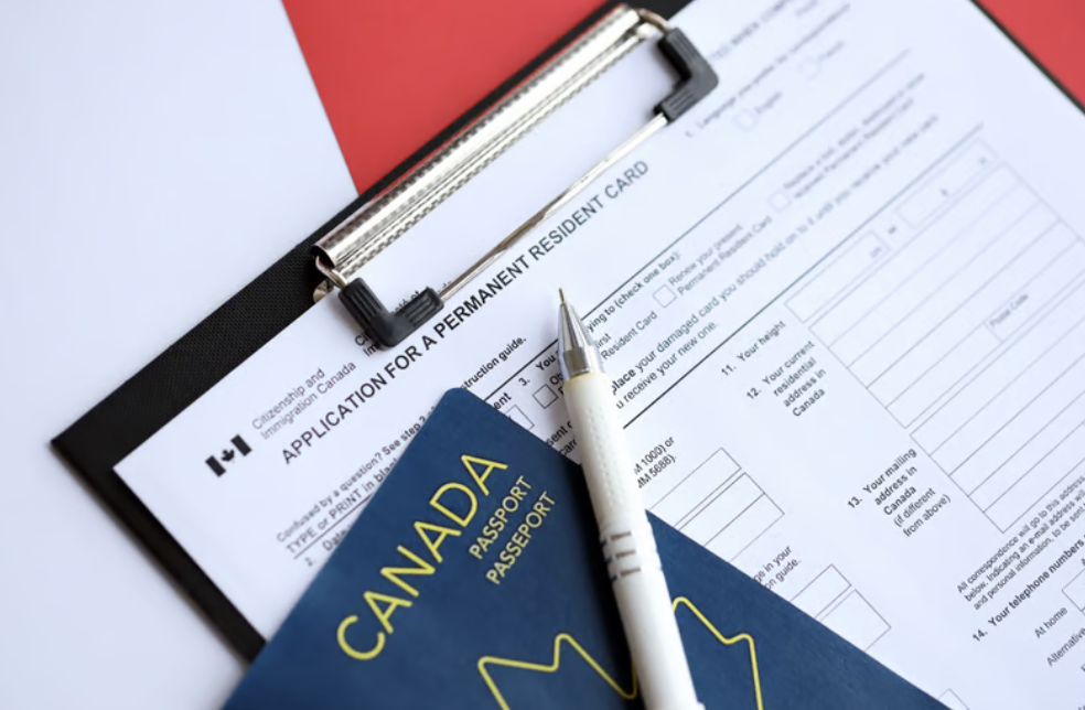 Nuevo sorteo de Express Entry invita a 2.000 personas con experiencia laboral en Canadá, aunque el puntaje exigido sigue siendo alto