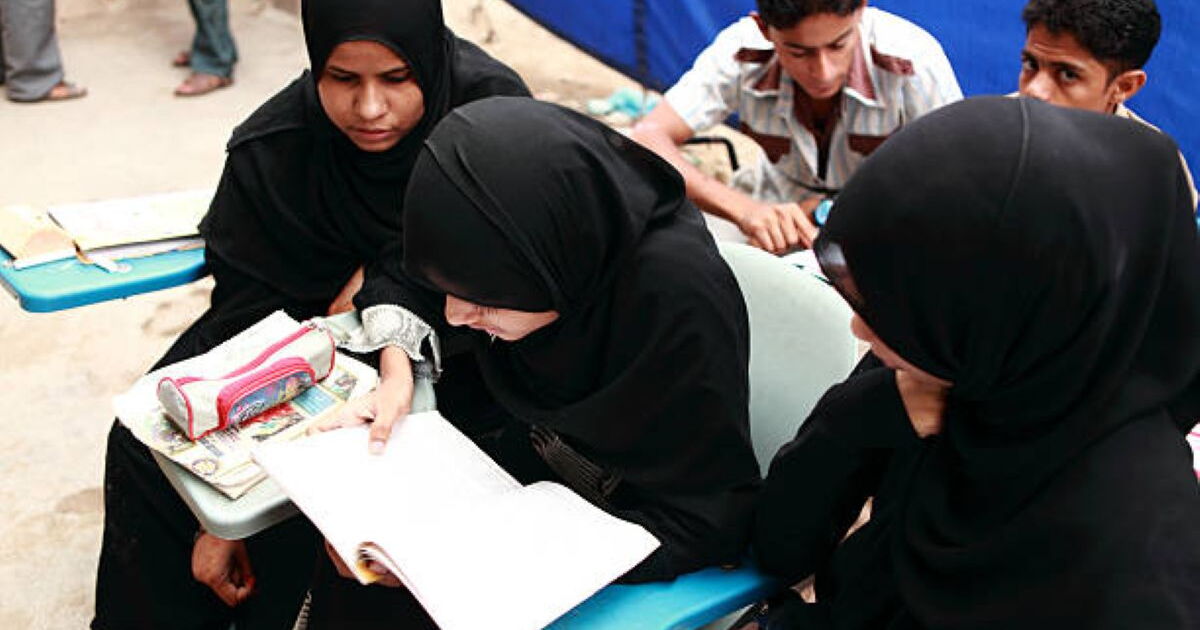 Italia limita la presencia de estudiantes con bajo dominio del italiano en las aulas y prohíbe el burka y el niqab