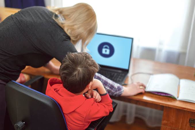 Estas son las señales que los padres deben observar si sus hijos pasan demasiado tiempo en internet