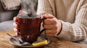 Beber bebidas muy calientes podría aumentar hasta tres veces el riesgo de cáncer de esófago