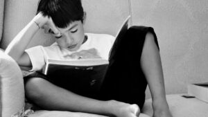 Los niños presentan mayores dificultades escolares que las niñas: expertos analizan las causas de la brecha educativa